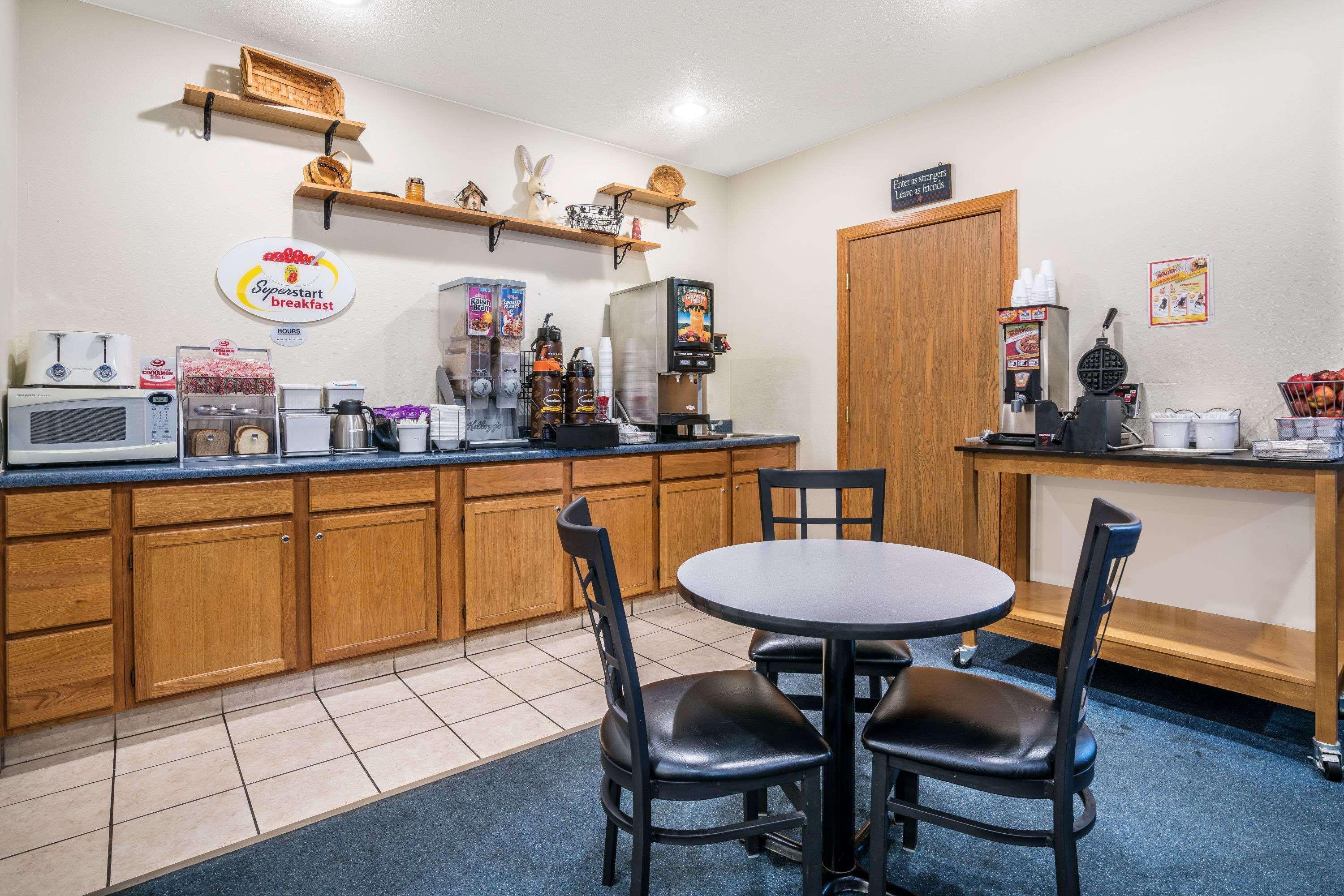 Super 8 By Wyndham Neillsville Wi Екстериор снимка